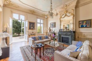 LIBOURNE: Treat yourself to the most beautiful house in the town centre