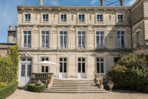 LIBOURNE: Treat yourself to the most beautiful house in the town centre