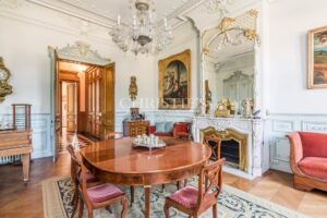 LIBOURNE: Treat yourself to the most beautiful house in the town centre