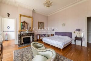 LIBOURNE: Treat yourself to the most beautiful house in the town centre