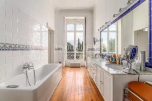 LIBOURNE: Treat yourself to the most beautiful house in the town centre