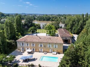 Superb 18th-Century Property on 5.8 Hectares Along the Banks of the Dordogne