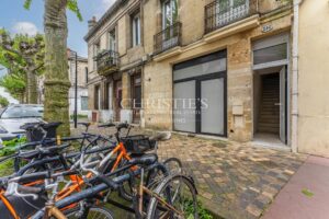 IMMEUBLE EN PIERRE DE TAILLE AVEC COMMERCE ET APPARTEMENT - BORDEAUX CENTRE