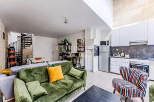 IMMEUBLE EN PIERRE DE TAILLE AVEC COMMERCE ET APPARTEMENT - BORDEAUX CENTRE