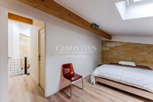 IMMEUBLE EN PIERRE DE TAILLE AVEC COMMERCE ET APPARTEMENT - BORDEAUX CENTRE