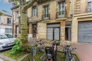 IMMEUBLE EN PIERRE DE TAILLE AVEC COMMERCE ET APPARTEMENT - BORDEAUX CENTRE