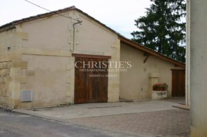 High-quality terroir, organic farming, 8 ha of vines, 2 houses, winery