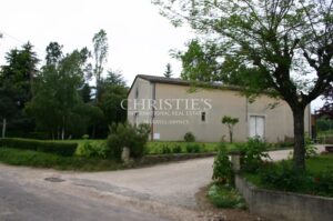 High-quality terroir, organic farming, 8 ha of vines, 2 houses, winery