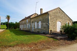 28 ha of vines - Magnificent terroir - Beautiful stone house!