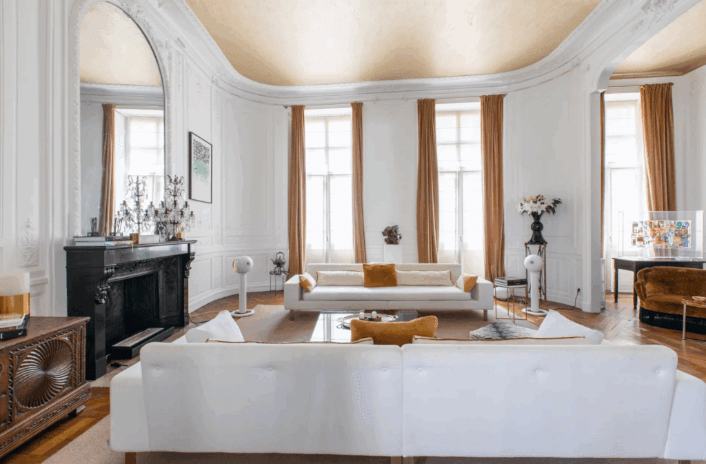 Luxury mansion for sale in Bordeaux near Jardin Public, perfect for American buyers – 363 m² with garden and wine cellar