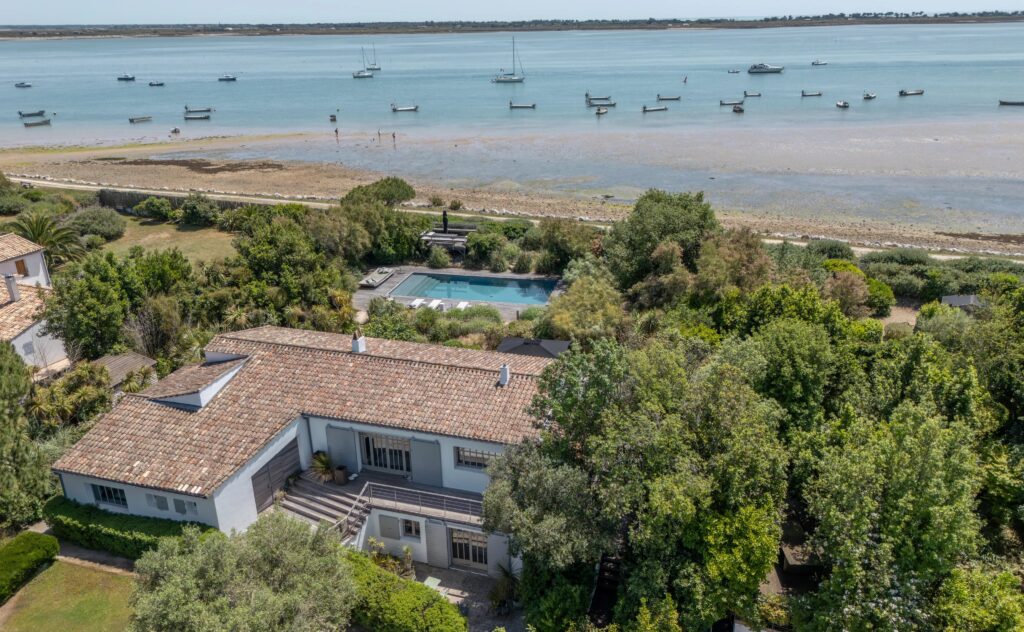 Plan drone d'une maison en première ligne à l'Île de Ré avec vu sur l'océan