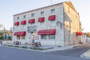 HOTEL Restaurant et maison au centre d'un village bastide