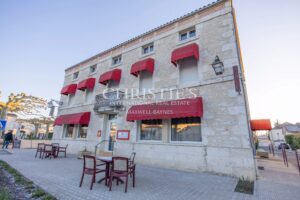 HOTEL Restaurant et maison au centre d'un village bastide