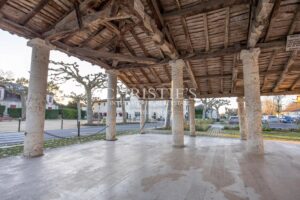 HOTEL Restaurant et maison au centre d'un village bastide
