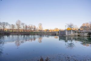 HOTEL Restaurant et maison au centre d'un village bastide