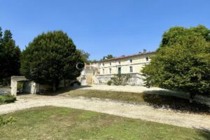 Vente exclusive : ancien domaine de cognac entièrement rénové près d'Angoulême.