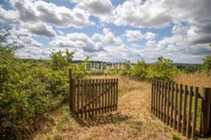 La maison du meunier perchée sur une colline, offrant une vue exceptionnelle
