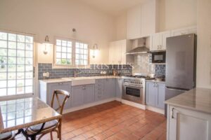 La maison du meunier perchée sur une colline, offrant une vue exceptionnelle