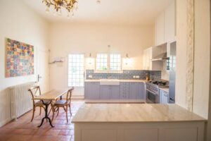 La maison du meunier perchée sur une colline, offrant une vue exceptionnelle