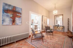 La maison du meunier perchée sur une colline, offrant une vue exceptionnelle