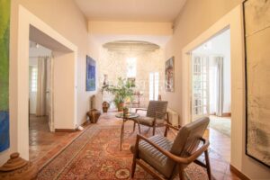 La maison du meunier perchée sur une colline, offrant une vue exceptionnelle