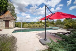 La maison du meunier perchée sur une colline, offrant une vue exceptionnelle