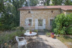 La maison du meunier perchée sur une colline, offrant une vue exceptionnelle