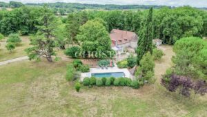 La maison du meunier perchée sur une colline, offrant une vue exceptionnelle