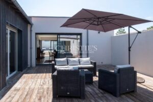 Lumineuse villa pavillonnaire et sa piscine à Croix-Chapeau