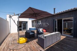 Lumineuse villa pavillonnaire et sa piscine à Croix-Chapeau