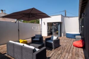 Lumineuse villa pavillonnaire et sa piscine à Croix-Chapeau