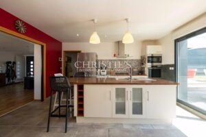 Lumineuse villa pavillonnaire et sa piscine à Croix-Chapeau