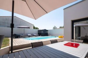 Lumineuse villa pavillonnaire et sa piscine à Croix-Chapeau