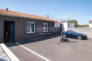 Lumineuse villa pavillonnaire et sa piscine à Croix-Chapeau