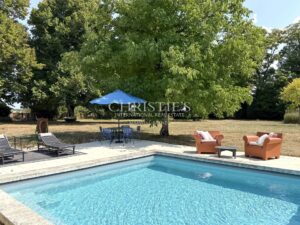 PROPRIÉTÉ D’EXCEPTION AVEC VUE IMPRENABLE SUR LE CHÂTEAU DE VILLEBOIS-LAVALETTE