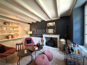 PROPRIÉTÉ D’EXCEPTION AVEC VUE IMPRENABLE SUR LE CHÂTEAU DE VILLEBOIS-LAVALETTE