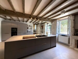 PROPRIÉTÉ D’EXCEPTION AVEC VUE IMPRENABLE SUR LE CHÂTEAU DE VILLEBOIS-LAVALETTE