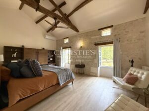 PROPRIÉTÉ D’EXCEPTION AVEC VUE IMPRENABLE SUR LE CHÂTEAU DE VILLEBOIS-LAVALETTE