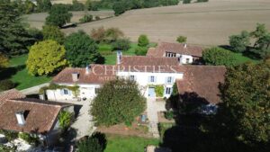 PROPRIÉTÉ D’EXCEPTION AVEC VUE IMPRENABLE SUR LE CHÂTEAU DE VILLEBOIS-LAVALETTE