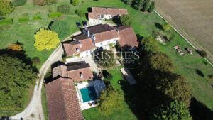 PROPRIÉTÉ D’EXCEPTION AVEC VUE IMPRENABLE SUR LE CHÂTEAU DE VILLEBOIS-LAVALETTE