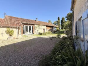 PROPRIÉTÉ D’EXCEPTION AVEC VUE IMPRENABLE SUR LE CHÂTEAU DE VILLEBOIS-LAVALETTE