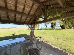 PROPRIÉTÉ D’EXCEPTION AVEC VUE IMPRENABLE SUR LE CHÂTEAU DE VILLEBOIS-LAVALETTE