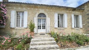 Maison familiale en pierre du XIXᵉ avec dépendances et jardin d’1 hectare