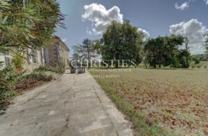 Maison familiale en pierre du XIXᵉ avec dépendances et jardin d’1 hectare
