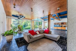 Architect-designed house near Pereire Beach