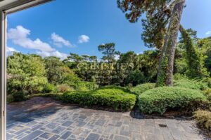 Architect-designed house near Pereire Beach