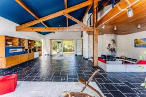 Architect-designed house near Pereire Beach