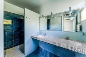 Architect-designed house near Pereire Beach