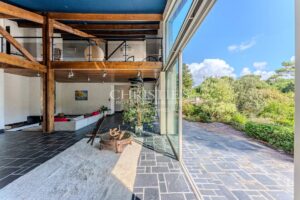 Architect-designed house near Pereire Beach