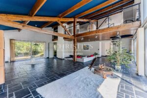 Architect-designed house near Pereire Beach